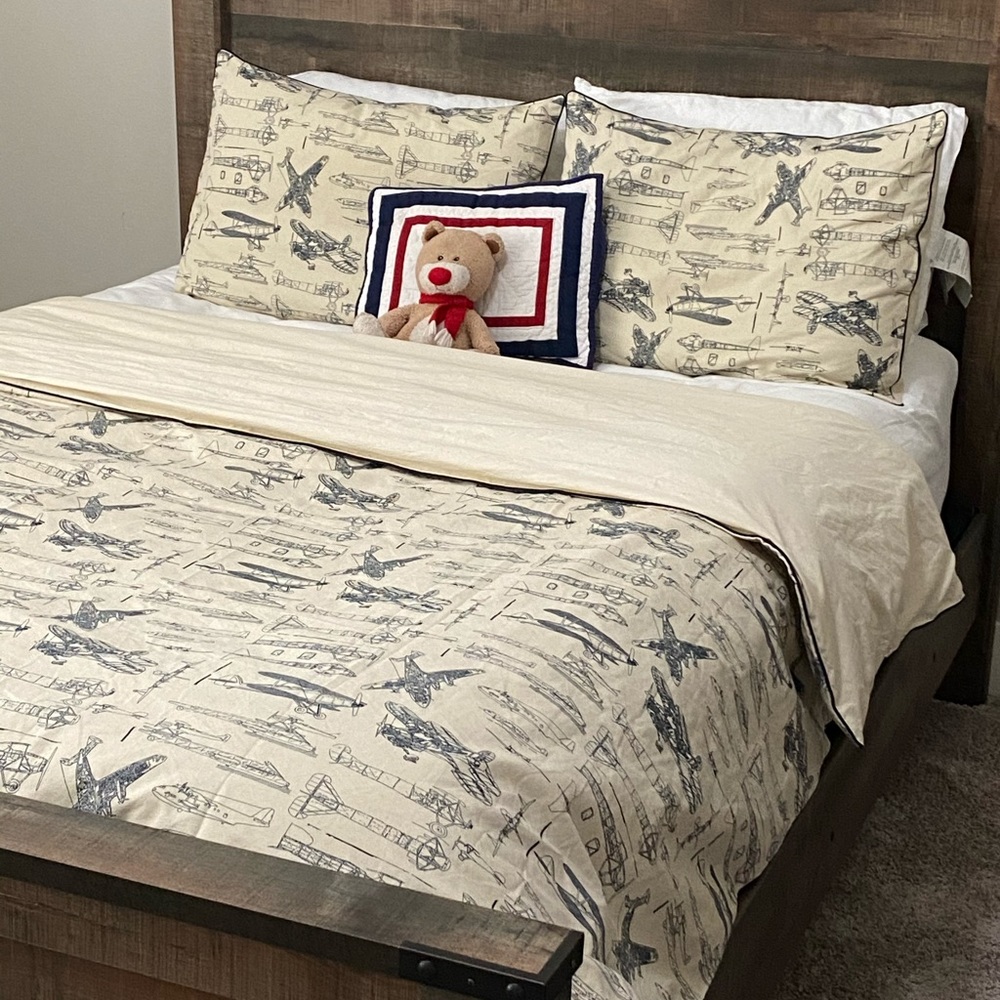 Vintage airplane F/Q duvet and 2 pillow shams.